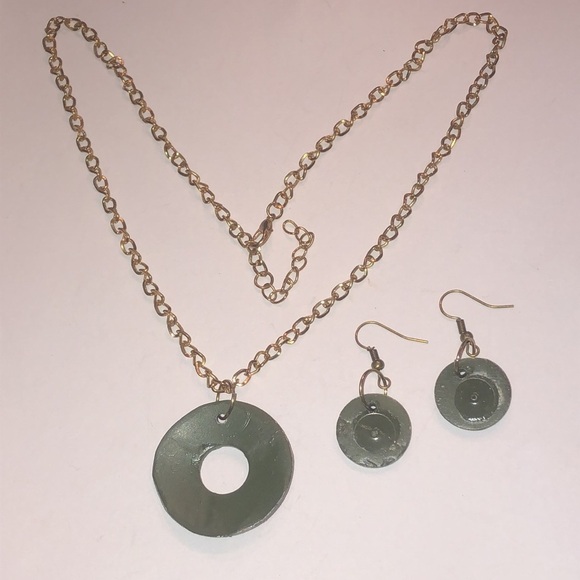 Elegant Gold Tone Green and Red Pendant Necklace Set - Picture 5 of 6